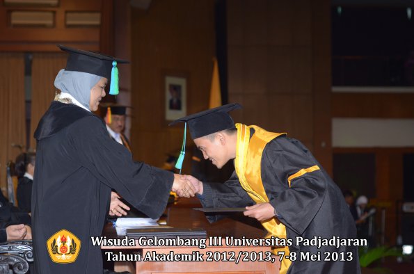 wisuda-unpad-gel-iii-ta-2012_2013-fakultas-pik-oleh-dekan-020