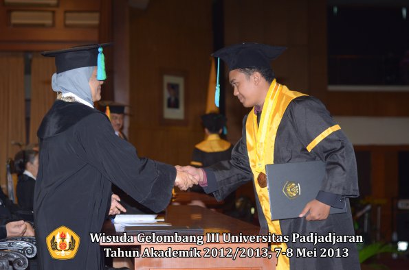 wisuda-unpad-gel-iii-ta-2012_2013-fakultas-pik-oleh-dekan-021