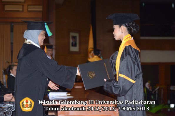 wisuda-unpad-gel-iii-ta-2012_2013-fakultas-pik-oleh-dekan-023