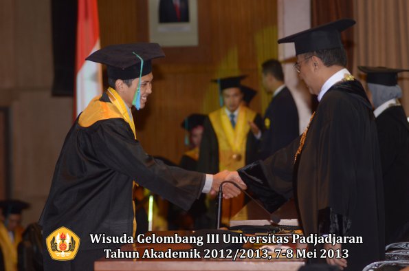 wisuda-unpad-gel-iii-ta-2012_2013-fakultas-pik-oleh-rektor-002