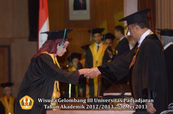 wisuda-unpad-gel-iii-ta-2012_2013-fakultas-pik-oleh-rektor-005