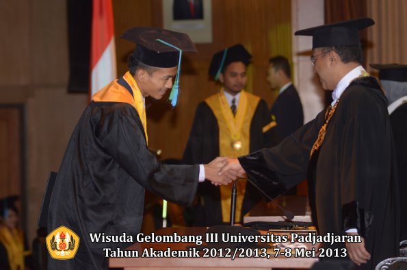 wisuda-unpad-gel-iii-ta-2012_2013-fakultas-pik-oleh-rektor-006