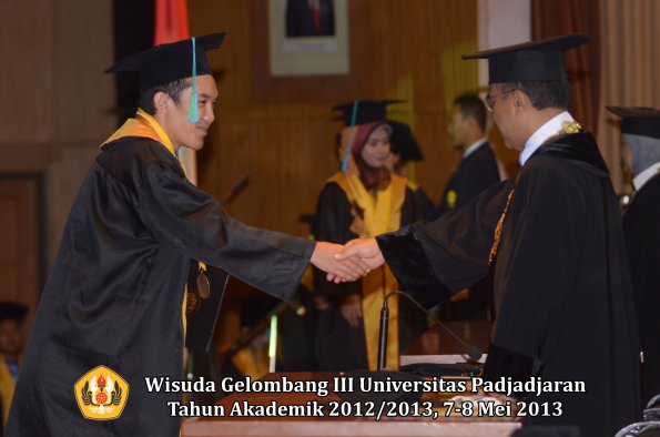 wisuda-unpad-gel-iii-ta-2012_2013-fakultas-pik-oleh-rektor-009