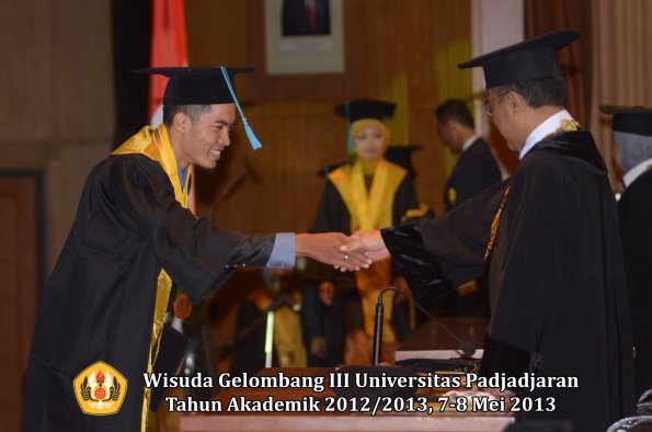 wisuda-unpad-gel-iii-ta-2012_2013-fakultas-pik-oleh-rektor-012