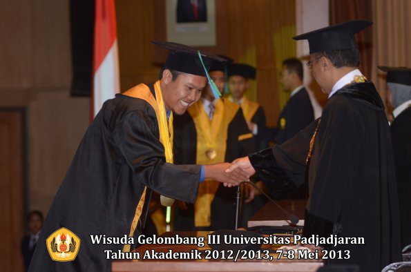 wisuda-unpad-gel-iii-ta-2012_2013-fakultas-pik-oleh-rektor-017