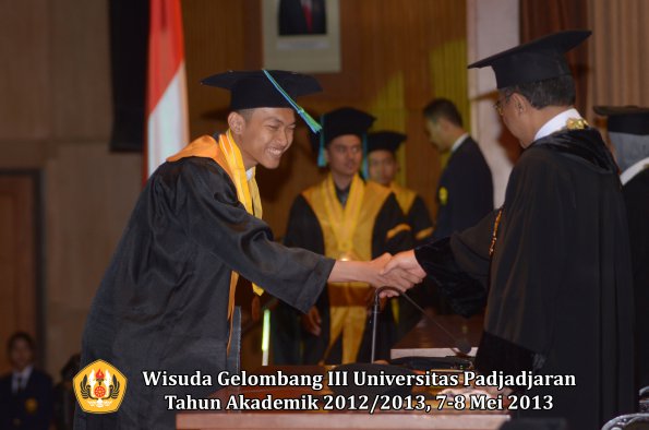 wisuda-unpad-gel-iii-ta-2012_2013-fakultas-pik-oleh-rektor-019