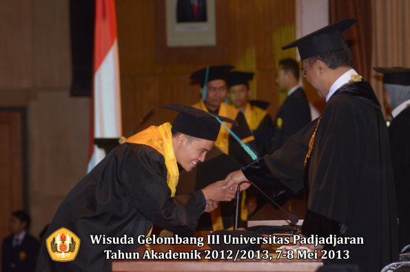 wisuda-unpad-gel-iii-ta-2012_2013-fakultas-pik-oleh-rektor-020