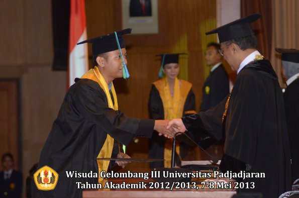 wisuda-unpad-gel-iii-ta-2012_2013-fakultas-pik-oleh-rektor-022