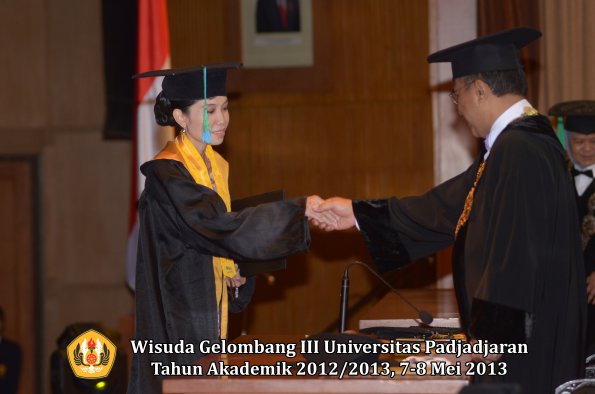 wisuda-unpad-gel-iii-ta-2012_2013-fakultas-pik-oleh-rektor-023