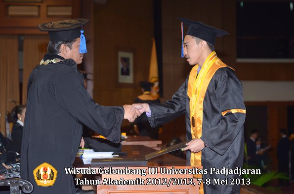 wisuda-unpad-gel-iii-ta-2012_2013-fakultas-teknik-geologi-oleh-dekan-024