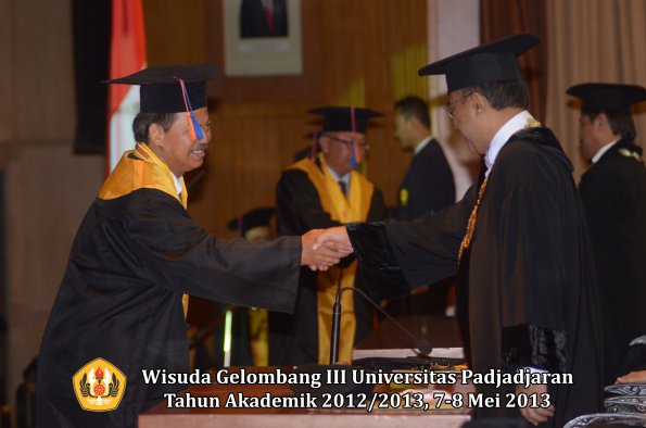 wisuda-unpad-gel-iii-ta-2012_2013-fakultas-teknik-geologi-oleh-rektor-002