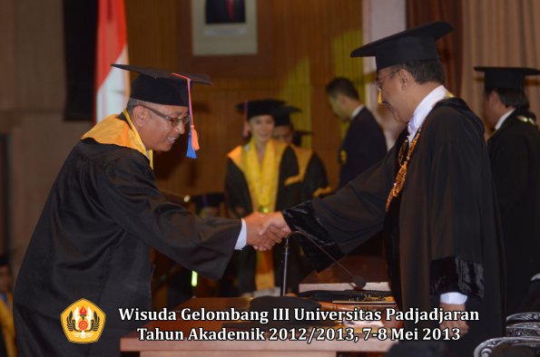 wisuda-unpad-gel-iii-ta-2012_2013-fakultas-teknik-geologi-oleh-rektor-003