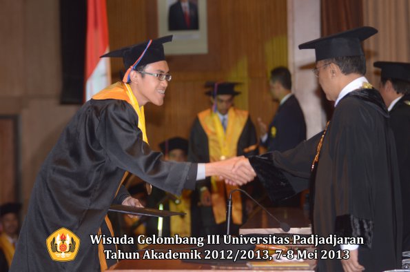 wisuda-unpad-gel-iii-ta-2012_2013-fakultas-teknik-geologi-oleh-rektor-006