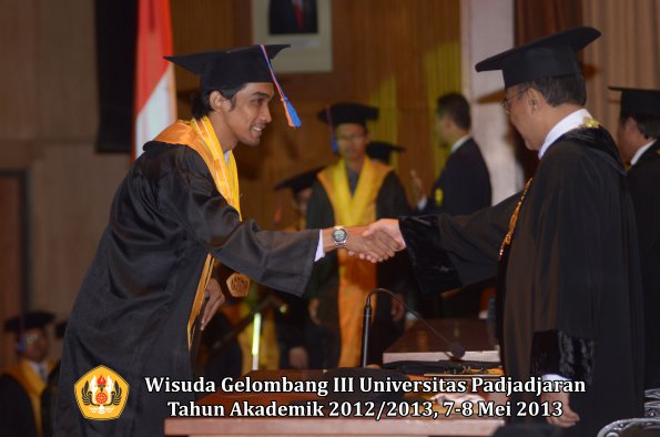 wisuda-unpad-gel-iii-ta-2012_2013-fakultas-teknik-geologi-oleh-rektor-007