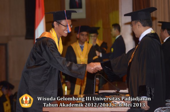 wisuda-unpad-gel-iii-ta-2012_2013-fakultas-teknik-geologi-oleh-rektor-008