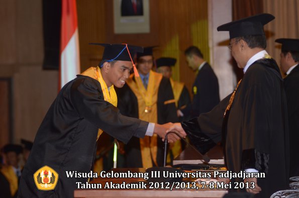 wisuda-unpad-gel-iii-ta-2012_2013-fakultas-teknik-geologi-oleh-rektor-009