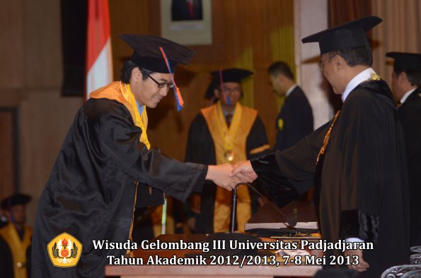 wisuda-unpad-gel-iii-ta-2012_2013-fakultas-teknik-geologi-oleh-rektor-010