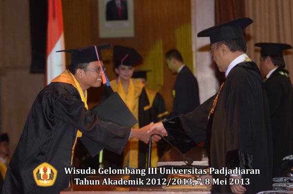 wisuda-unpad-gel-iii-ta-2012_2013-fakultas-teknik-geologi-oleh-rektor-011