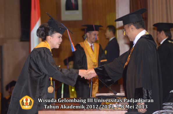 wisuda-unpad-gel-iii-ta-2012_2013-fakultas-teknik-geologi-oleh-rektor-012