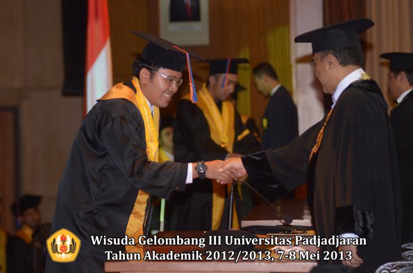 wisuda-unpad-gel-iii-ta-2012_2013-fakultas-teknik-geologi-oleh-rektor-014