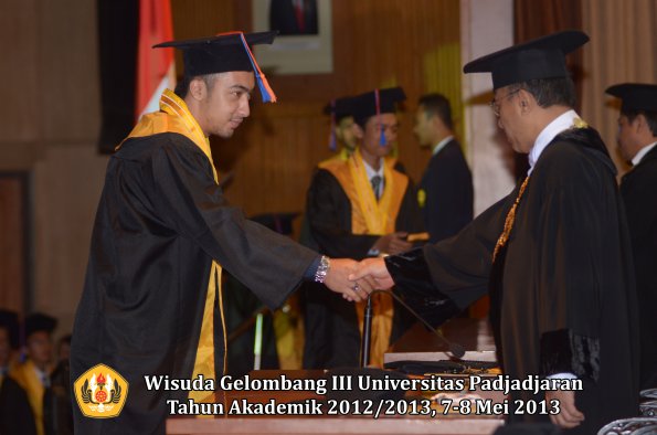 wisuda-unpad-gel-iii-ta-2012_2013-fakultas-teknik-geologi-oleh-rektor-015