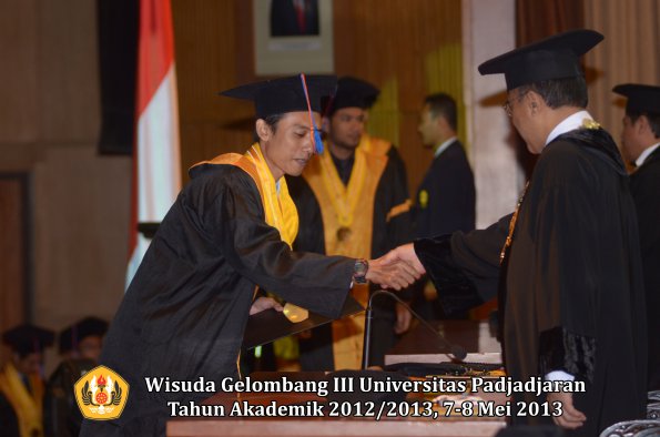 wisuda-unpad-gel-iii-ta-2012_2013-fakultas-teknik-geologi-oleh-rektor-016