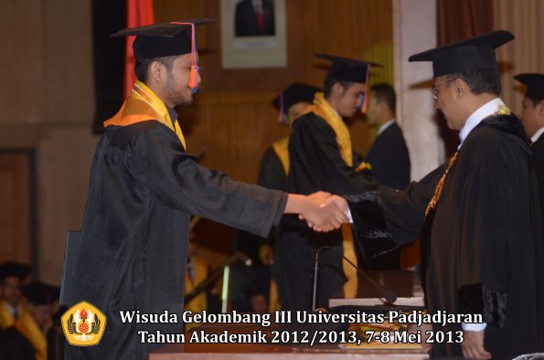 wisuda-unpad-gel-iii-ta-2012_2013-fakultas-teknik-geologi-oleh-rektor-017