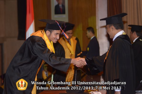 wisuda-unpad-gel-iii-ta-2012_2013-fakultas-teknik-geologi-oleh-rektor-018