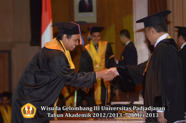 wisuda-unpad-gel-iii-ta-2012_2013-fakultas-teknik-geologi-oleh-rektor-019