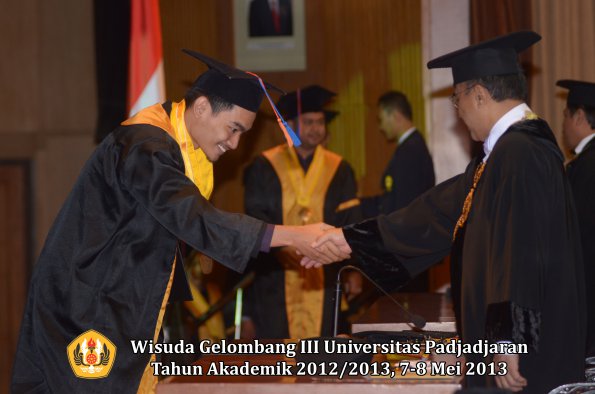 wisuda-unpad-gel-iii-ta-2012_2013-fakultas-teknik-geologi-oleh-rektor-020