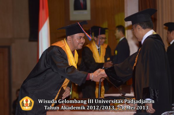 wisuda-unpad-gel-iii-ta-2012_2013-fakultas-teknik-geologi-oleh-rektor-021