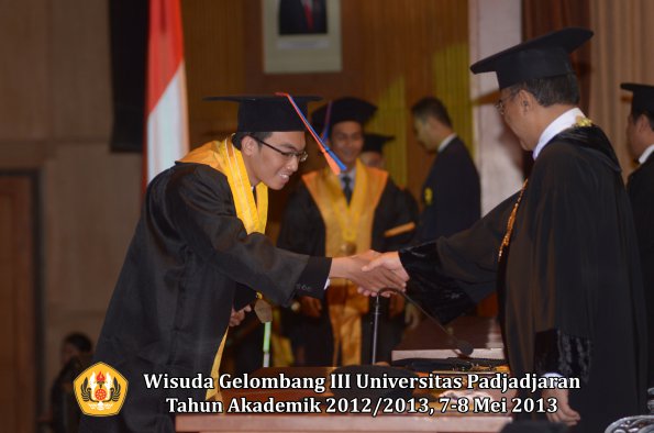 wisuda-unpad-gel-iii-ta-2012_2013-fakultas-teknik-geologi-oleh-rektor-022