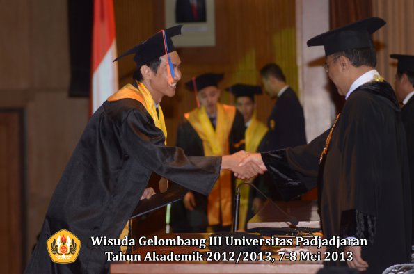 wisuda-unpad-gel-iii-ta-2012_2013-fakultas-teknik-geologi-oleh-rektor-023