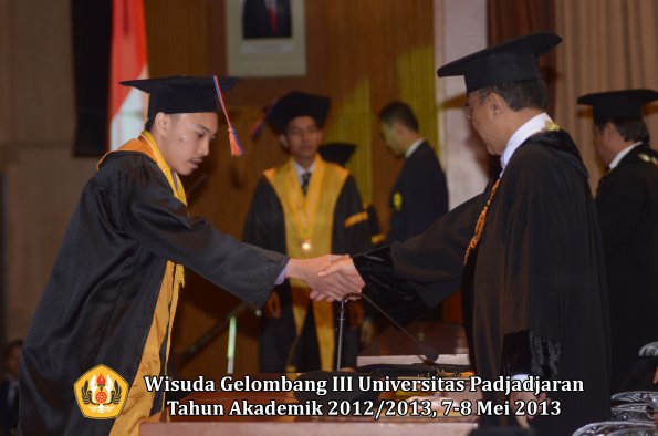 wisuda-unpad-gel-iii-ta-2012_2013-fakultas-teknik-geologi-oleh-rektor-024