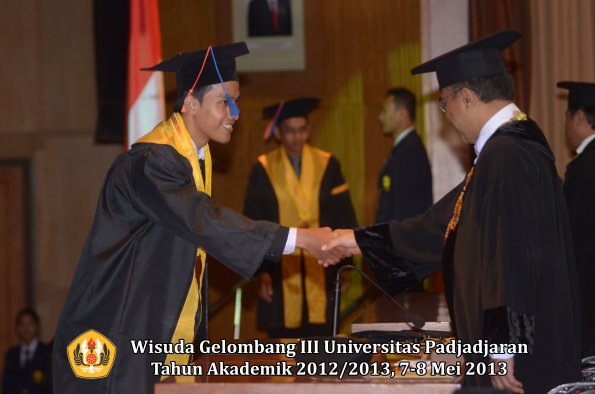 wisuda-unpad-gel-iii-ta-2012_2013-fakultas-teknik-geologi-oleh-rektor-025