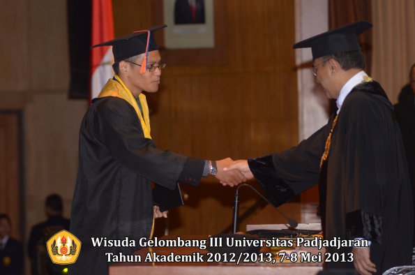 wisuda-unpad-gel-iii-ta-2012_2013-fakultas-teknik-geologi-oleh-rektor-026