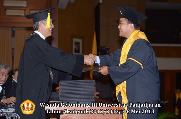 wisuda-unpad-gel-iii-ta-2012_2013-fakultas-ekonomi-dan-bisnis-oleh-dekan-105