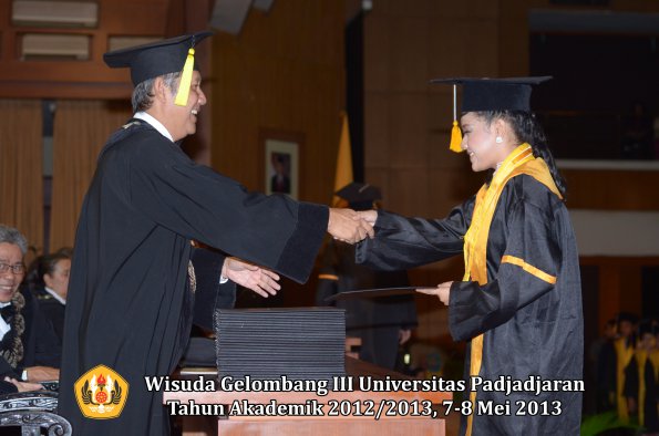 wisuda-unpad-gel-iii-ta-2012_2013-fakultas-ekonomi-dan-bisnis-oleh-dekan-114