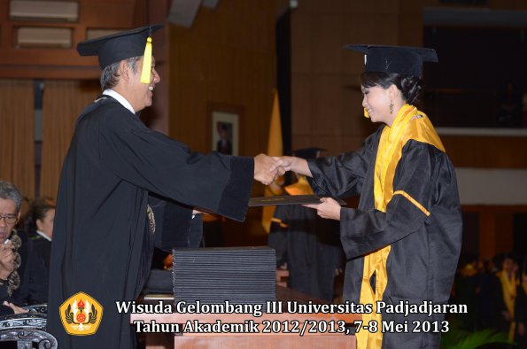 wisuda-unpad-gel-iii-ta-2012_2013-fakultas-ekonomi-dan-bisnis-oleh-dekan-115