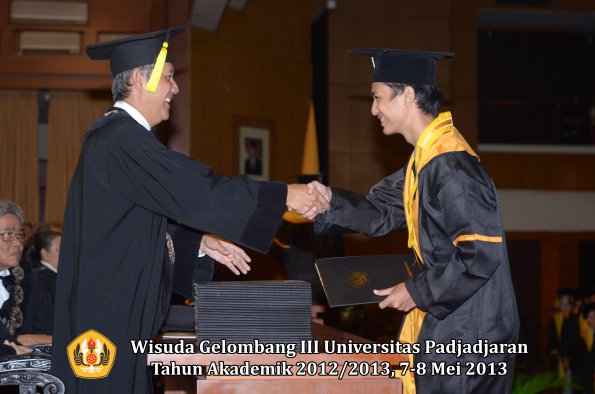 wisuda-unpad-gel-iii-ta-2012_2013-fakultas-ekonomi-dan-bisnis-oleh-dekan-116