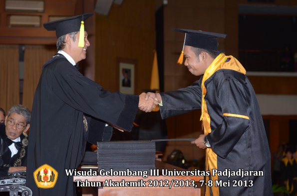 wisuda-unpad-gel-iii-ta-2012_2013-fakultas-ekonomi-dan-bisnis-oleh-dekan-117