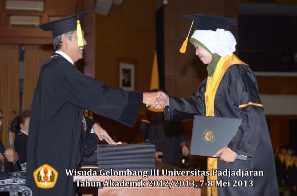 wisuda-unpad-gel-iii-ta-2012_2013-fakultas-ekonomi-dan-bisnis-oleh-dekan-121