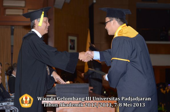 wisuda-unpad-gel-iii-ta-2012_2013-fakultas-ekonomi-dan-bisnis-oleh-dekan-123