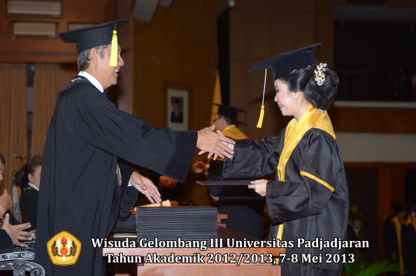 wisuda-unpad-gel-iii-ta-2012_2013-fakultas-ekonomi-dan-bisnis-oleh-dekan-124