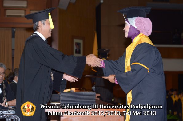 wisuda-unpad-gel-iii-ta-2012_2013-fakultas-ekonomi-dan-bisnis-oleh-dekan-126