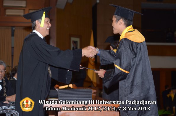 wisuda-unpad-gel-iii-ta-2012_2013-fakultas-ekonomi-dan-bisnis-oleh-dekan-128