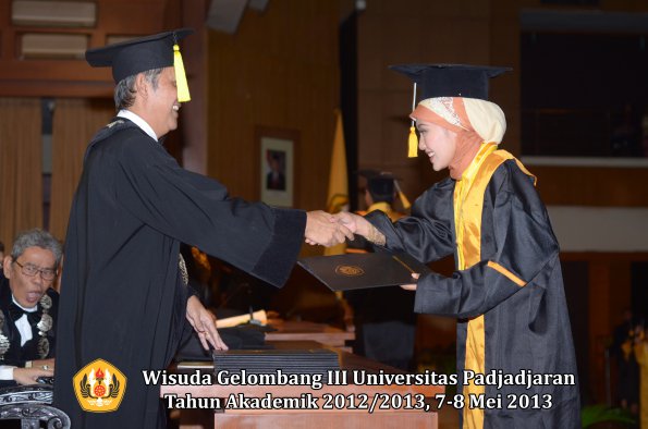 wisuda-unpad-gel-iii-ta-2012_2013-fakultas-ekonomi-dan-bisnis-oleh-dekan-141