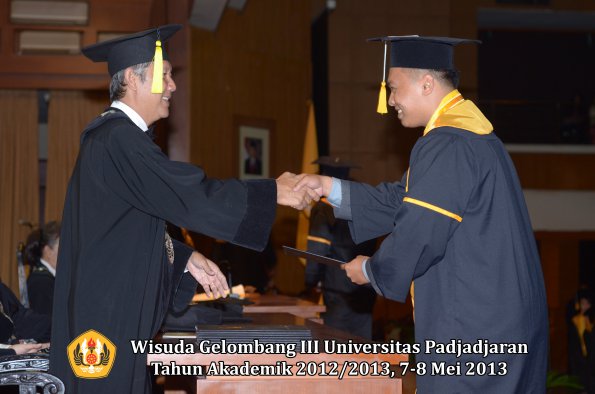 wisuda-unpad-gel-iii-ta-2012_2013-fakultas-ekonomi-dan-bisnis-oleh-dekan-144