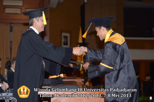 wisuda-unpad-gel-iii-ta-2012_2013-fakultas-ekonomi-dan-bisnis-oleh-dekan-146