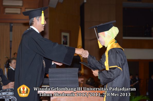 wisuda-unpad-gel-iii-ta-2012_2013-fakultas-ekonomi-dan-bisnis-oleh-dekan-162